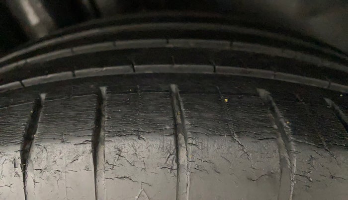 2017 Volkswagen Vento HIGHLINE PLUS 1.2 AT 16 ALLOY, Petrol, Automatic, 32,366 km, Right Rear Tyre Tread