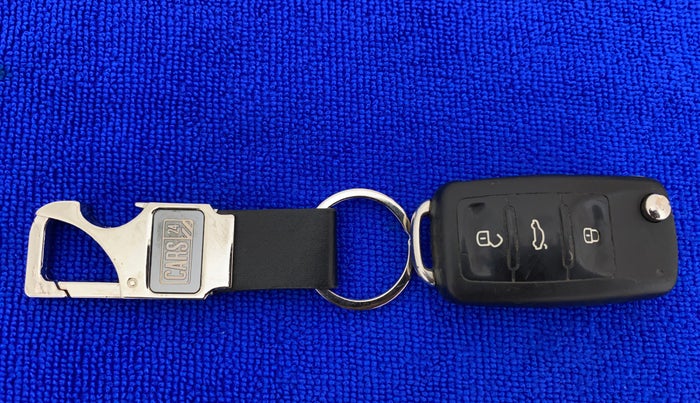 2017 Volkswagen Vento HIGHLINE PLUS 1.2 AT 16 ALLOY, Petrol, Automatic, 32,366 km, Key Close Up