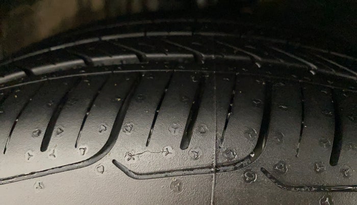 2017 Volkswagen Vento HIGHLINE PLUS 1.2 AT 16 ALLOY, Petrol, Automatic, 32,366 km, Right Front Tyre Tread