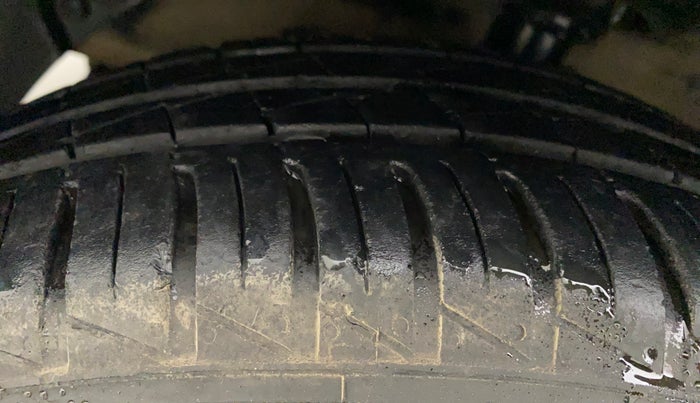 2014 Hyundai Xcent BASE 1.2, CNG, Manual, 1,22,625 km, Left Front Tyre Tread