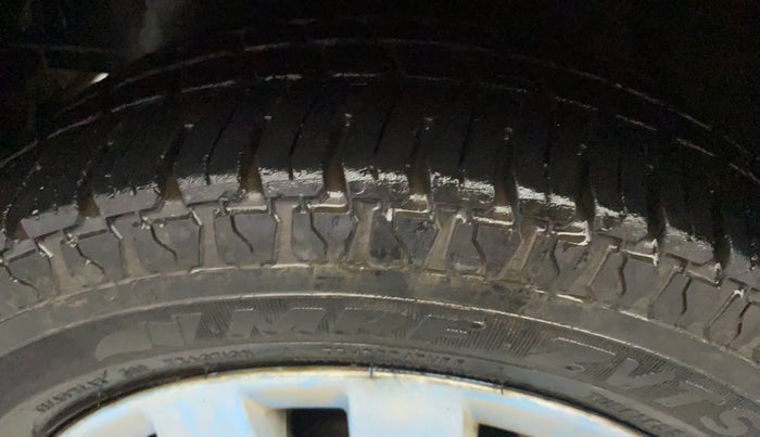 2018 Hyundai Eon ERA +, Petrol, Manual, 25,663 km, Left Front Tyre Tread