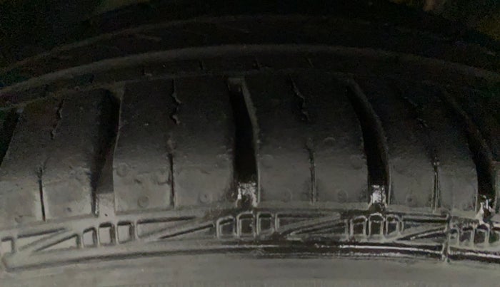 2014 Skoda Rapid ELEGANCE 1.6 MPI MT, Petrol, Manual, 50,390 km, Left Front Tyre Tread