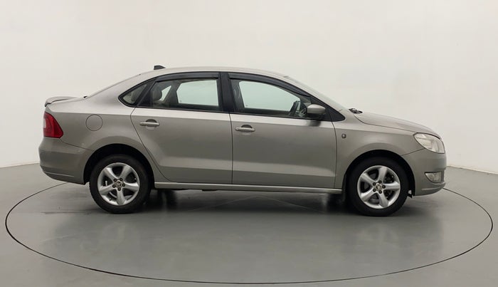 2014 Skoda Rapid ELEGANCE 1.6 MPI MT, Petrol, Manual, 50,390 km, Right Side