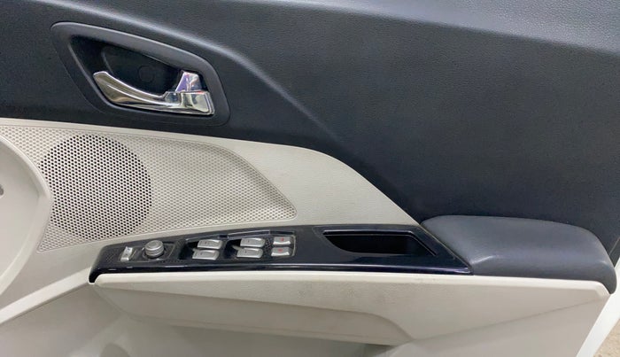 2022 Mahindra XUV300 W8 1.2 PETROL, Petrol, Manual, 36,559 km, Driver Side Door Panels Control