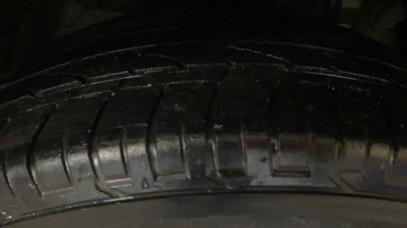 2022 Mahindra XUV300 W8 1.2 PETROL, Petrol, Manual, 36,559 km, Right Front Tyre Tread