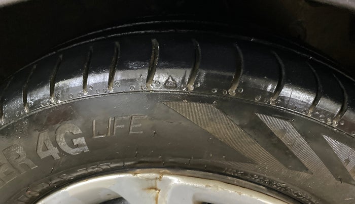 2016 Hyundai Eon MAGNA +, Petrol, Manual, 78,669 km, Right Front Tyre Tread