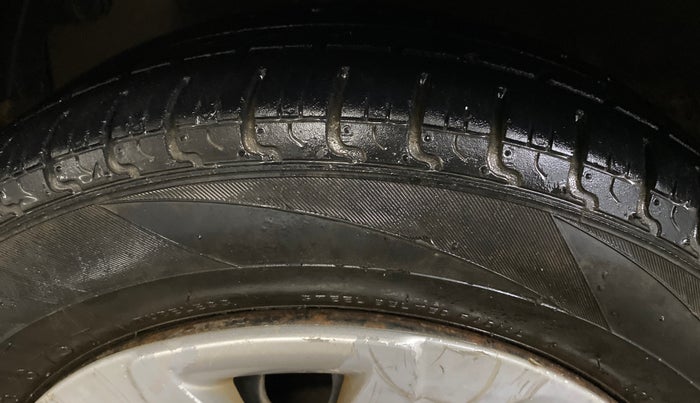 2016 Hyundai Eon MAGNA +, Petrol, Manual, 78,669 km, Left Front Tyre Tread