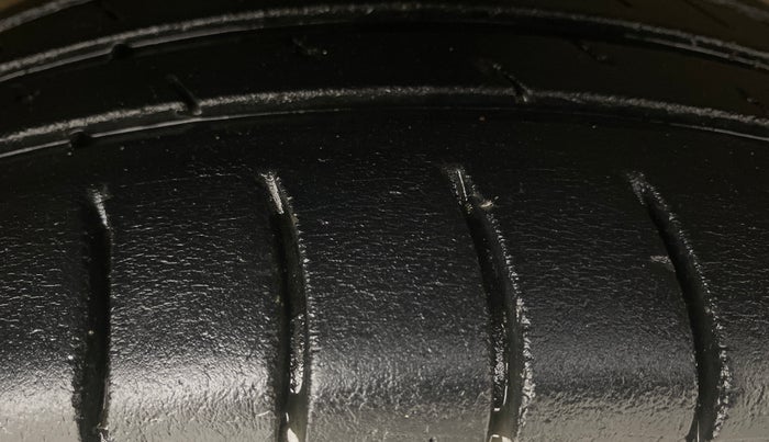 2013 Honda Amaze 1.2L I-VTEC S, Petrol, Manual, 1,02,572 km, Right Front Tyre Tread