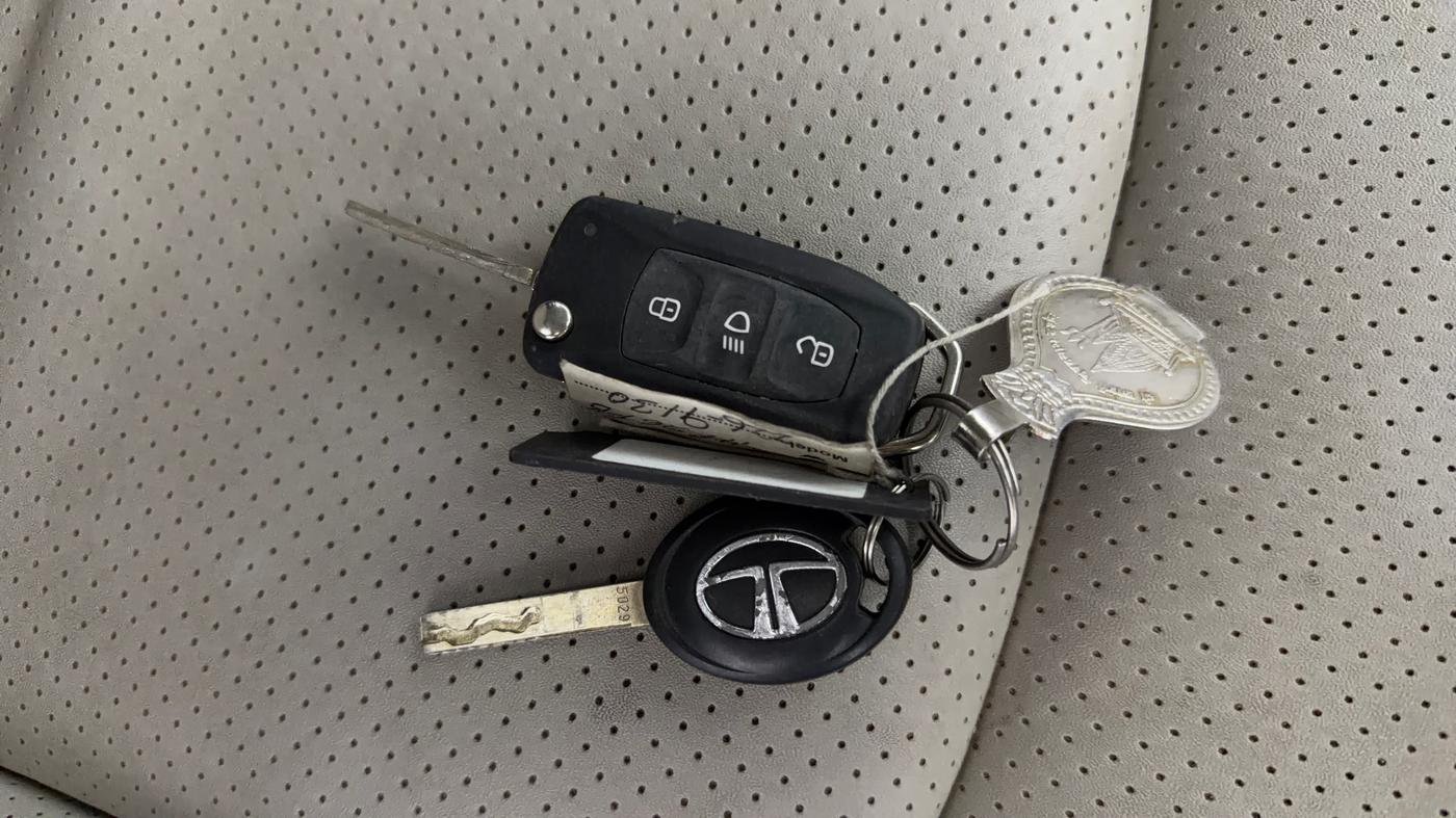 2023 Tata NEXON XMA PLUS SUNROOF PETROL, Petrol, Automatic, 28,017 km, Key Close Up