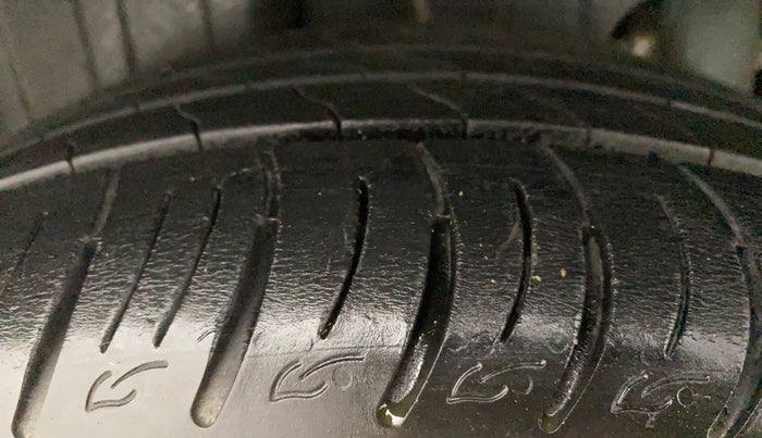 2021 Mahindra XUV300 W8 (O) 1.5 DIESEL, Diesel, Manual, 12,214 km, Right Rear Tyre Tread