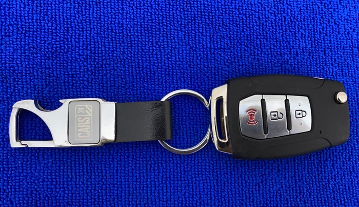 2021 Mahindra XUV300 W8 (O) 1.5 DIESEL, Diesel, Manual, 12,214 km, Key Close Up