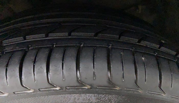 2014 Toyota Corolla Altis VL AT PETROL, Petrol, Automatic, 57,094 km, Left Front Tyre Tread