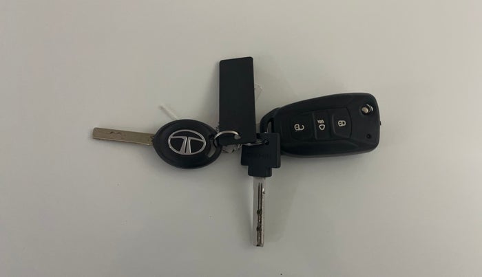 2021 Tata NEXON XM SUNROOF PETROL, Petrol, Manual, 33,975 km, Key Close Up