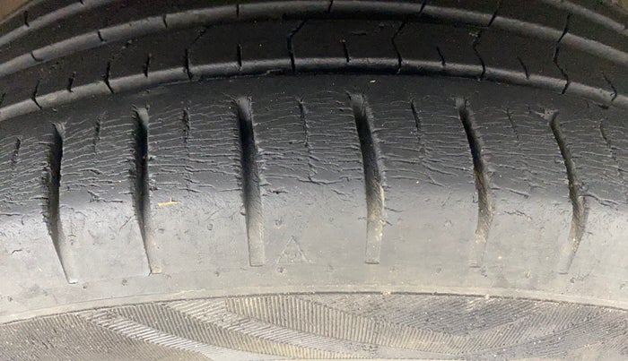 2017 Maruti Ciaz ALPHA  AT 1.4  PETROL, Petrol, Automatic, 35,515 km, Right Front Tyre Tread