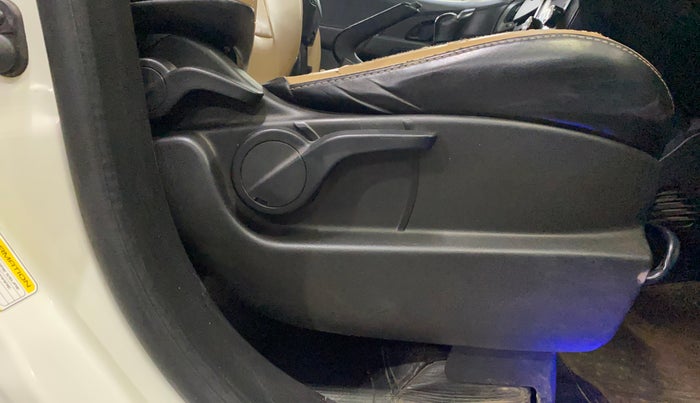 2021 Mahindra XUV500 W5, Diesel, Manual, 98,119 km, Driver Side Adjustment Panel