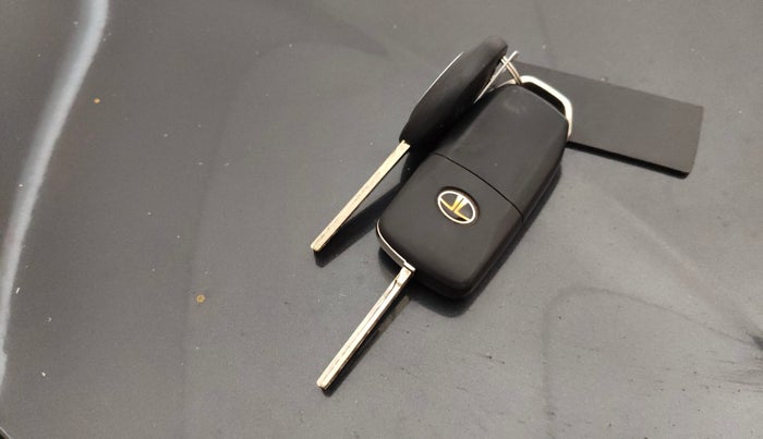 2018 Tata NEXON XM PETROL, Petrol, Manual, 1,05,844 km, Key Close Up