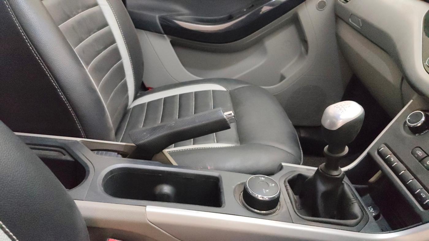 2018 Tata NEXON XM PETROL, Petrol, Manual, 1,05,844 km, Gear Lever