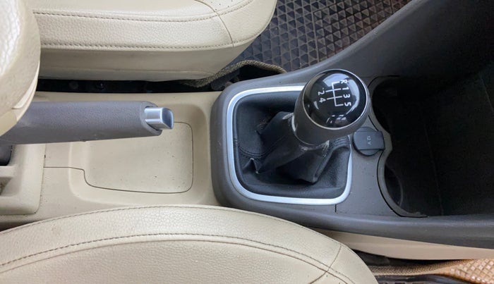 2016 Volkswagen Vento HIGHLINE 1.6 MPI, Petrol, Manual, 72,000 km, Gear Lever