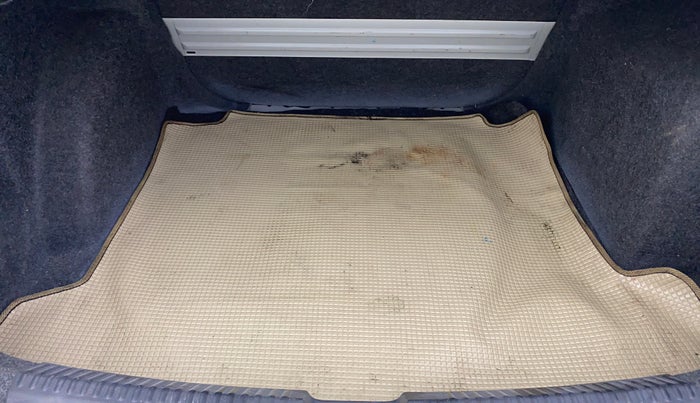 2016 Volkswagen Vento HIGHLINE 1.6 MPI, Petrol, Manual, 72,000 km, Boot Inside