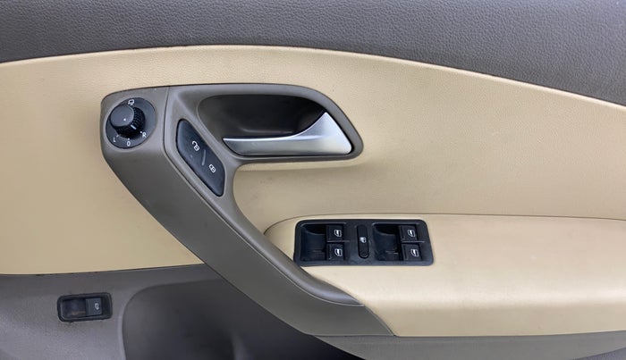 2016 Volkswagen Vento HIGHLINE 1.6 MPI, Petrol, Manual, 72,000 km, Driver Side Door Panels Control