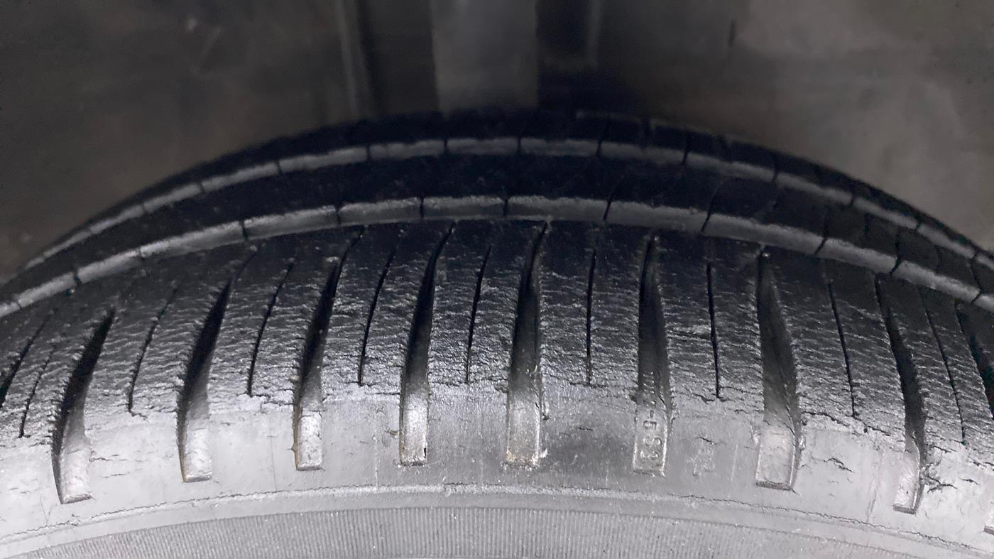 2011 Toyota Etios Liva G, Petrol, Manual, 78,193 km, Right Front Tyre Tread
