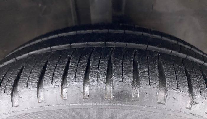 2011 Toyota Etios Liva G, Petrol, Manual, 78,193 km, Right Front Tyre Tread