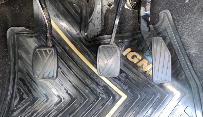 2017 Maruti IGNIS DELTA 1.2, Petrol, Manual, 74,559 km, Pedals