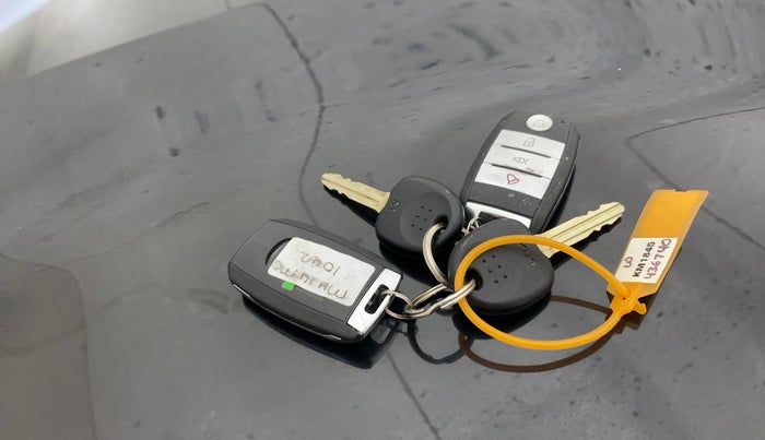 2024 KIA SONET HTE (O) 1.2 Petrol MT, Petrol, Manual, 4,952 km, Key Close Up