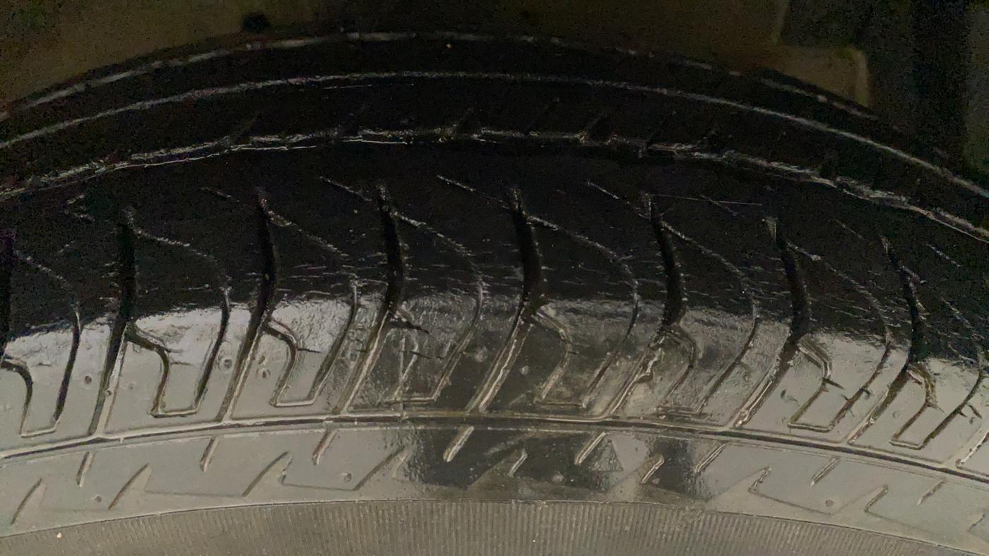 2014 Maruti Swift VXI, Petrol, Manual, 29,973 km, Right Front Tyre Tread