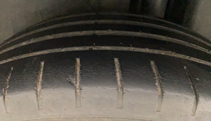2015 Maruti Ciaz ZXI+, Petrol, Manual, 79,743 km, Left Rear Tyre Tread