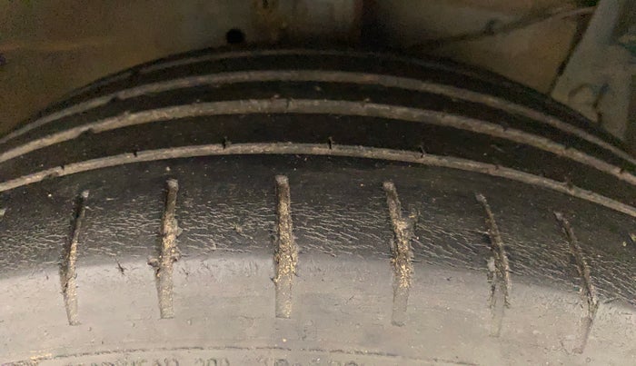 2015 Maruti Ciaz ZXI+, Petrol, Manual, 79,743 km, Right Front Tyre Tread