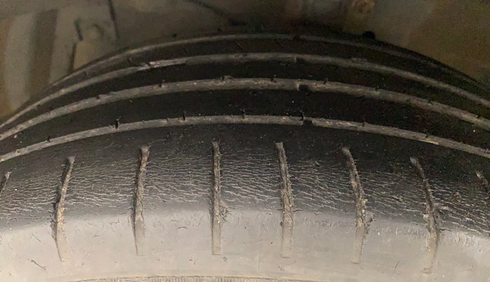 2015 Maruti Ciaz ZXI+, Petrol, Manual, 79,743 km, Left Front Tyre Tread