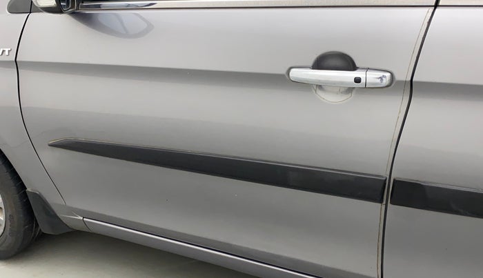 2015 Maruti Ciaz ZXI+, Petrol, Manual, 79,743 km, Front passenger door - Paint has faded