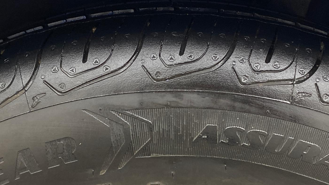 2013 Nissan Sunny XL CVT, Petrol, Automatic, 1,18,253 km, Left Rear Tyre Tread