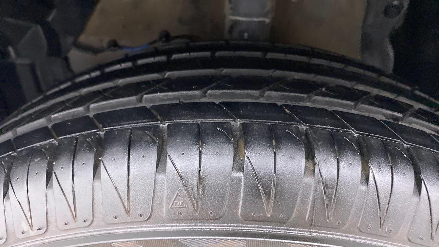 2016 Maruti S Cross ZETA 1.3, Diesel, Manual, 99,023 km, Left Front Tyre Tread