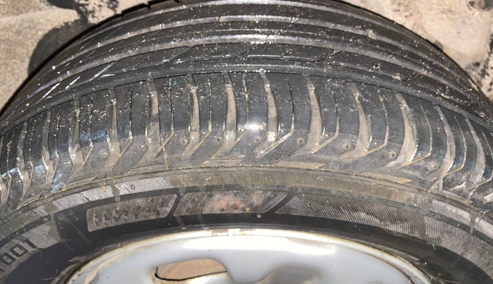2014 Renault Duster RXL PETROL, Petrol, Manual, 37,765 km, Right Rear Tyre Tread