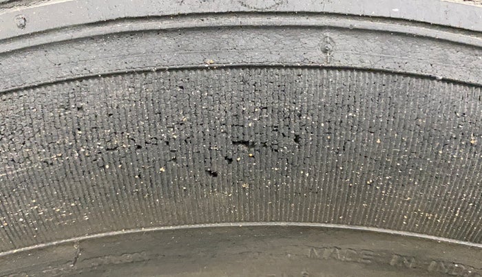 2010 Maruti Zen Estilo LXI, Petrol, Manual, 44,720 km, Left front tyre - Minor crack
