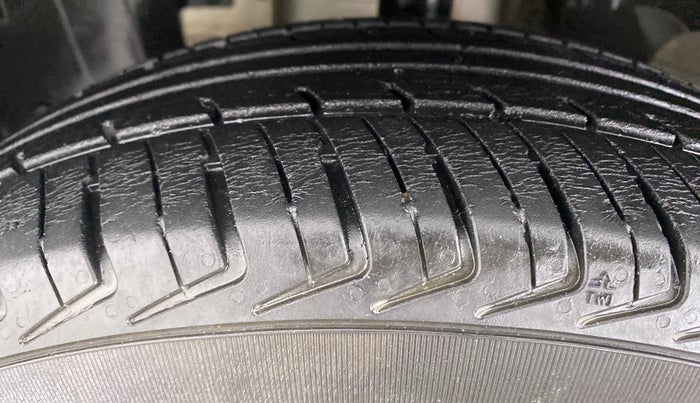 2017 Renault Kwid 1.0 RXT Opt, Petrol, Manual, 47,377 km, Left Front Tyre Tread