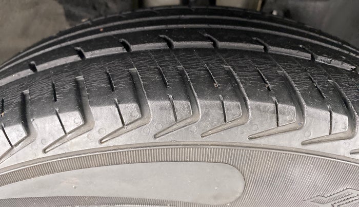 2017 Renault Kwid 1.0 RXT Opt, Petrol, Manual, 47,377 km, Right Front Tyre Tread
