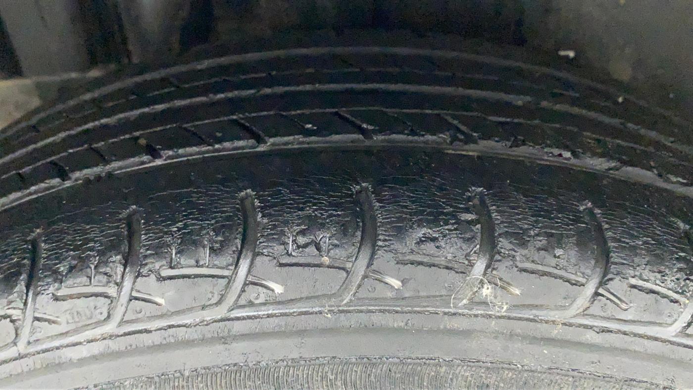 2014 Maruti Swift ZXI, Petrol, Manual, 48,929 km, Right Rear Tyre Tread