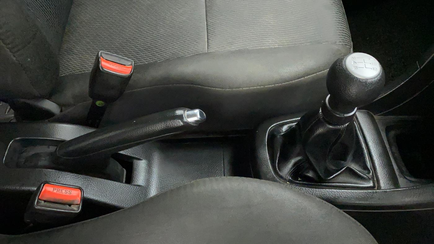 2014 Maruti Swift ZXI, Petrol, Manual, 48,929 km, Gear Lever