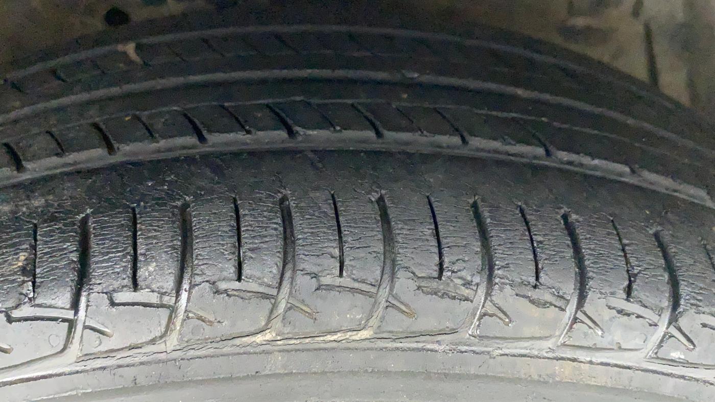 2014 Maruti Swift ZXI, Petrol, Manual, 48,929 km, Right Front Tyre Tread