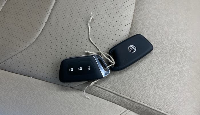 2024 MG HECTOR SHARP PRO 1.5 PETROL TURBO CVT PETROL, Petrol, Automatic, 33,983 km, Key Close Up