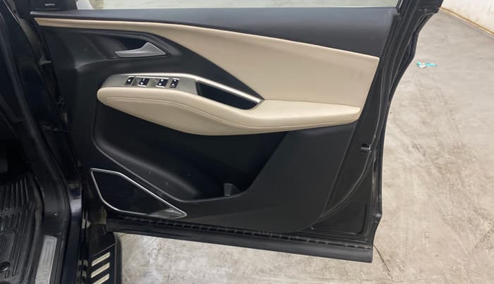 2024 MG HECTOR SHARP PRO 1.5 PETROL TURBO CVT PETROL, Petrol, Automatic, 33,983 km, Driver Side Door Panels Control