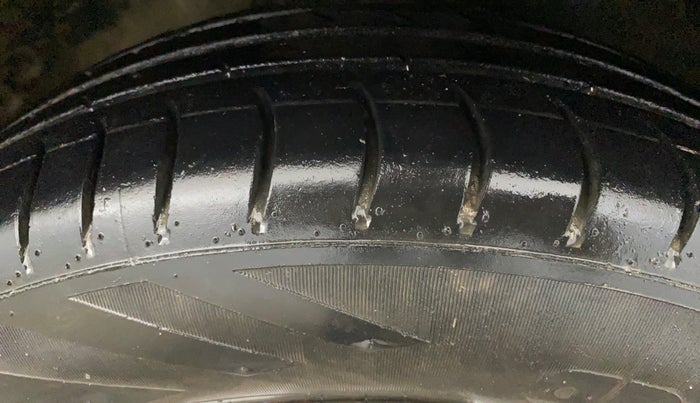 2015 Maruti Celerio ZXI, CNG, Manual, 58,610 km, Right Front Tyre Tread