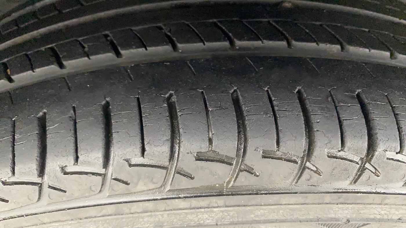2016 Maruti Ertiga VXI ABS, Petrol, Manual, 34,799 km, Left Front Tyre Tread