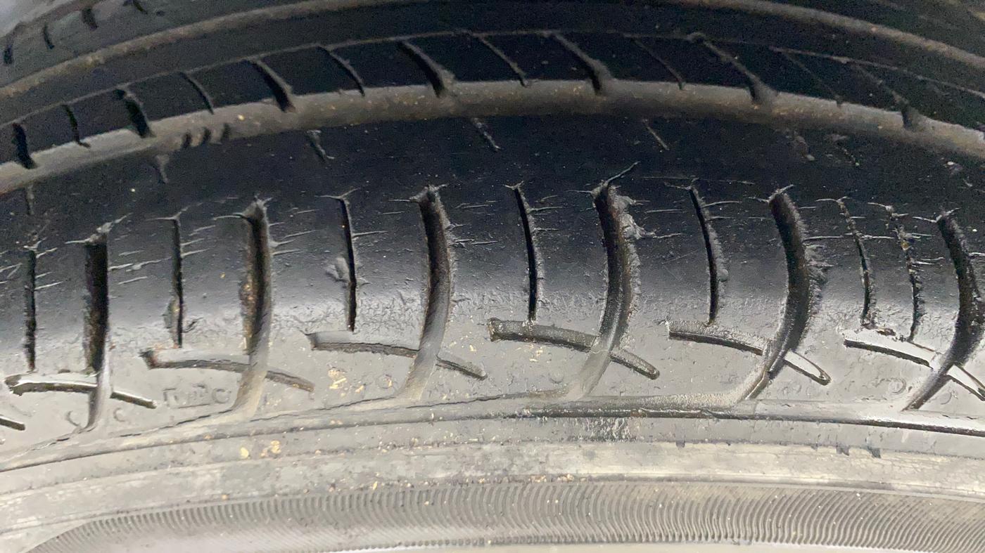 2016 Maruti Ertiga VXI ABS, Petrol, Manual, 34,799 km, Left Rear Tyre Tread