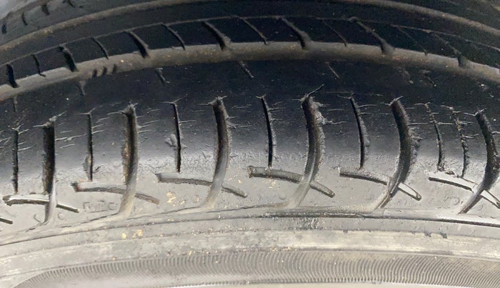 2016 Maruti Ertiga VXI ABS, Petrol, Manual, 34,799 km, Left Rear Tyre Tread