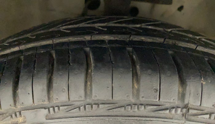 2011 Maruti Swift VXI, Petrol, Manual, 74,907 km, Right Front Tyre Tread