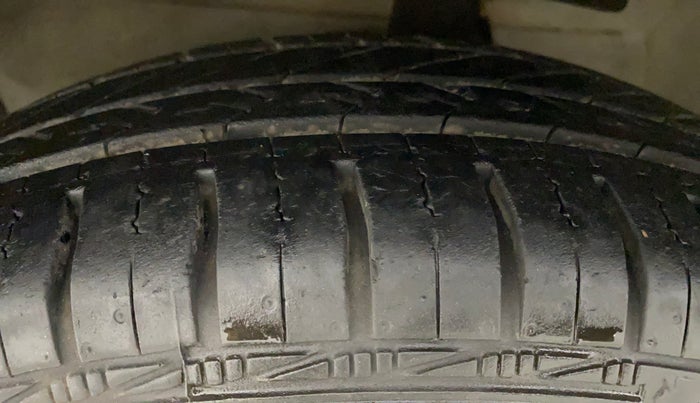 2011 Maruti Swift VXI, Petrol, Manual, 74,907 km, Left Front Tyre Tread